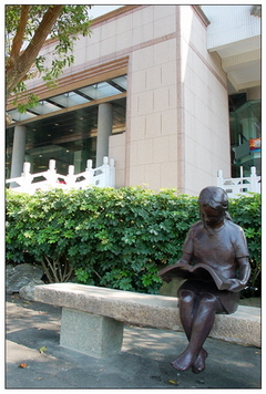 淡江大學圖書館的閱讀少女